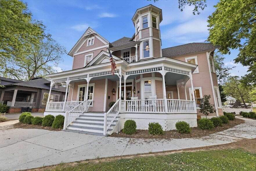 More Photos Of 320 Blount Ave, Guntersville Specialty For Sale