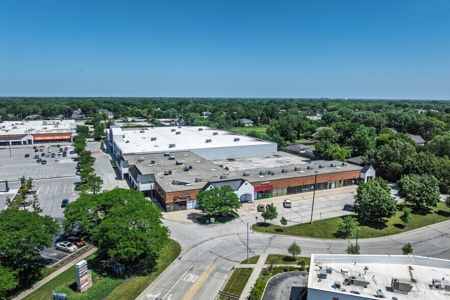 More Photos Of 760-836 E Rand Rd, Arlington Heights General Retail For Sale