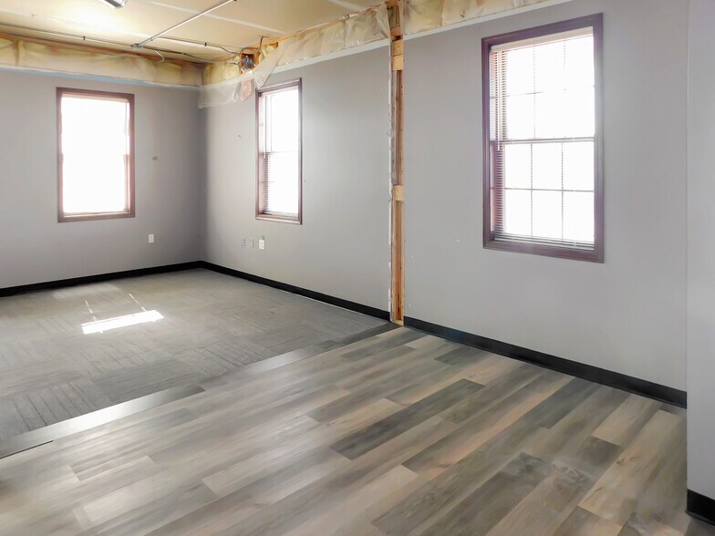 More Photos Of 769 N Blackhawk Blvd, Rockton Office For Lease
