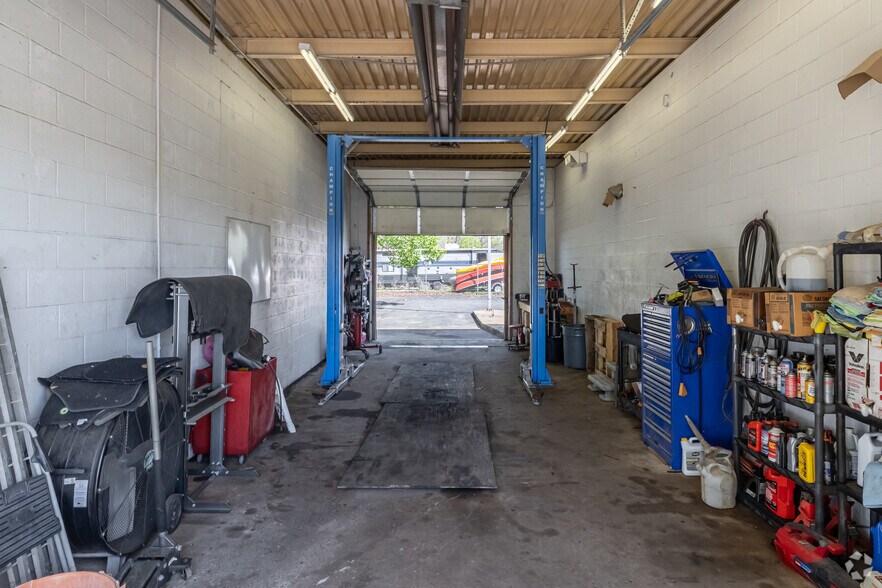 More Photos Of 200 SW Regional Airport Blvd, Bentonville Freestanding For Sale