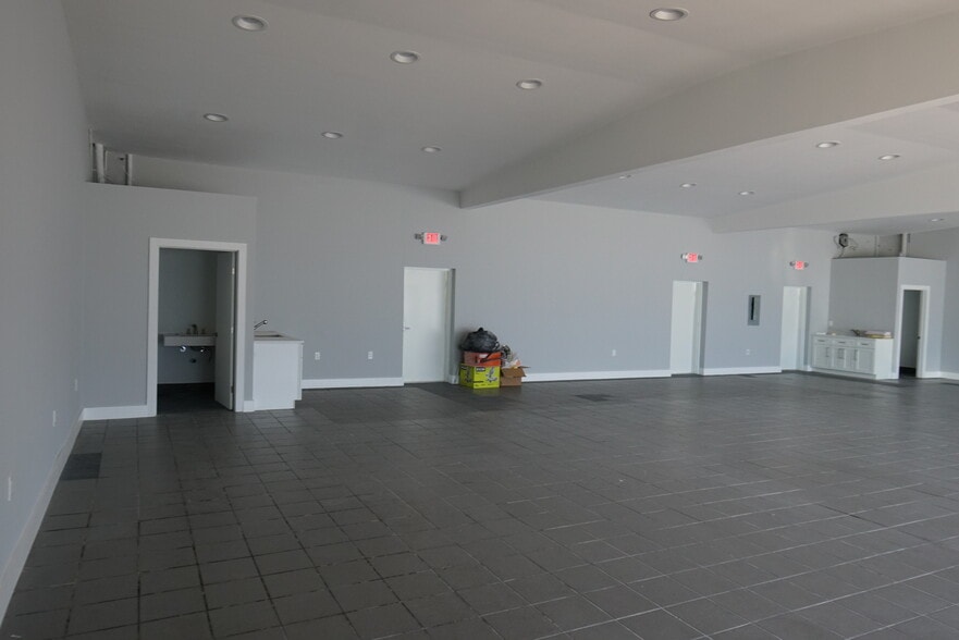 More Photos Of 4561 W Atlantic Ave, Delray Beach Convenience Store For Lease