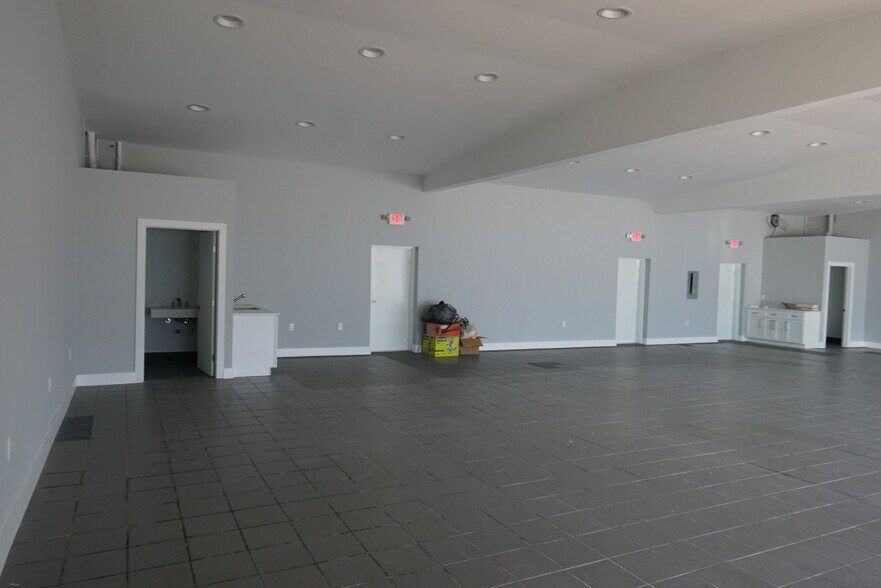 More Photos Of 4561 W Atlantic Ave, Delray Beach Convenience Store For Lease