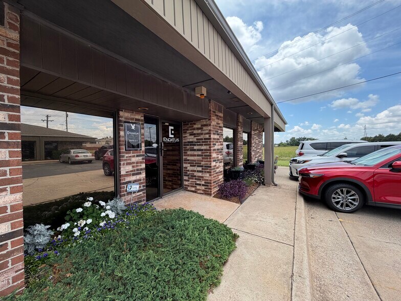 More Photos Of 11902 N Pennsylvania Ave, Oklahoma City Office For Lease