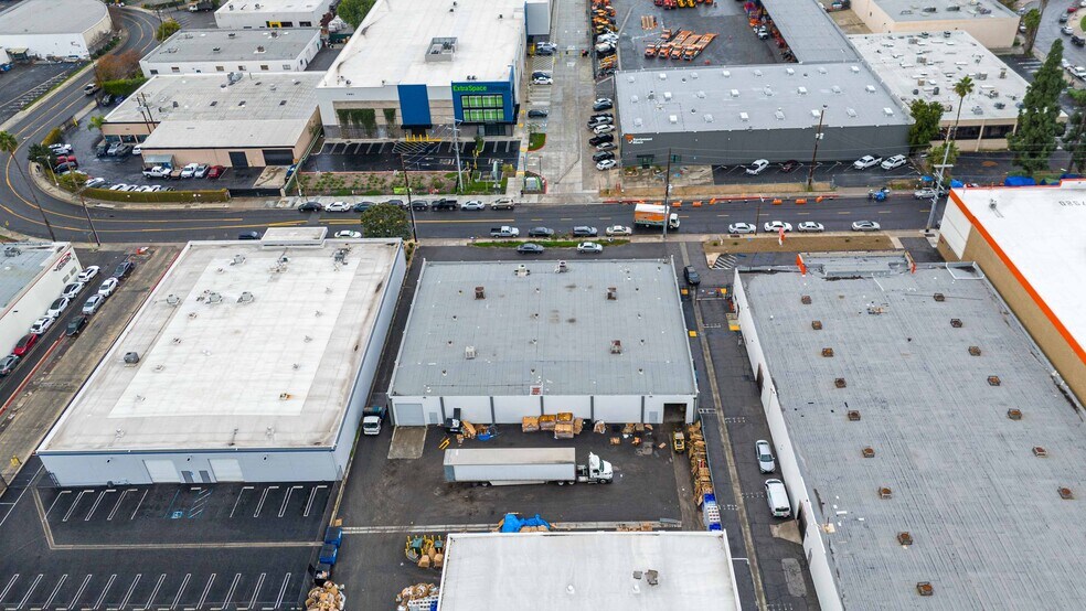 More Photos Of 7886 Deering Ave, Canoga Park Manufacturing For Lease