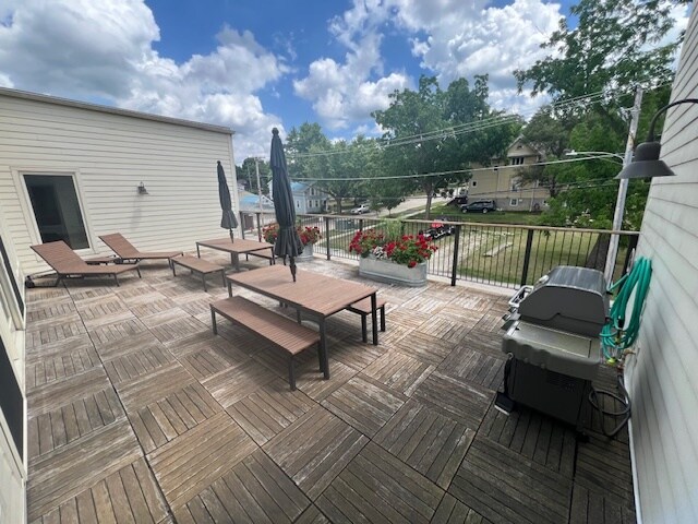 More Photos Of 220 N River St, East Dundee Freestanding For Sale