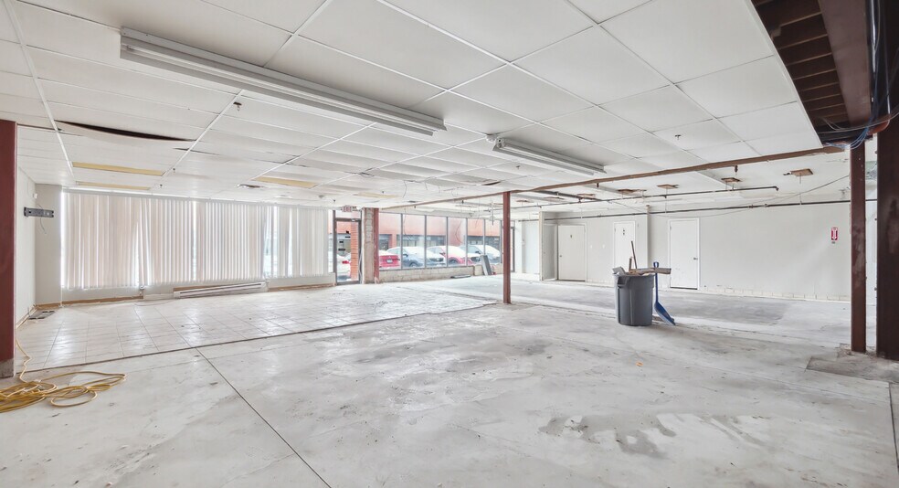 More Photos Of 270 Pennsylvania Ave, Vaughan Light Distribution For Sale