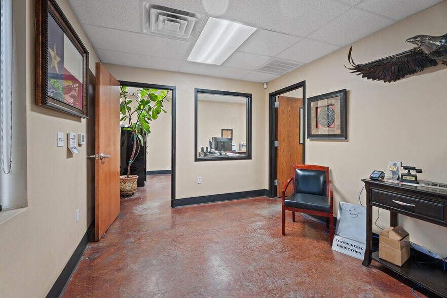 More Photos Of 3917 Clovis Rd, Lubbock Warehouse For Lease