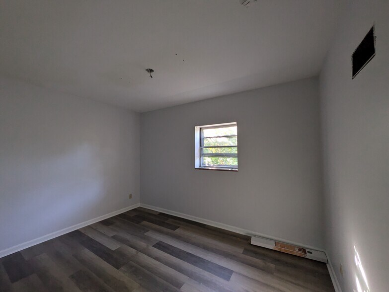 More Photos Of 1434-1436 Chambers Rd, Saint Louis Veterinarian Kennel For Sale