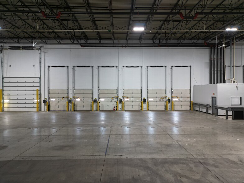 More Photos Of 2700 Ellis Rd, Joliet Warehouse For Lease