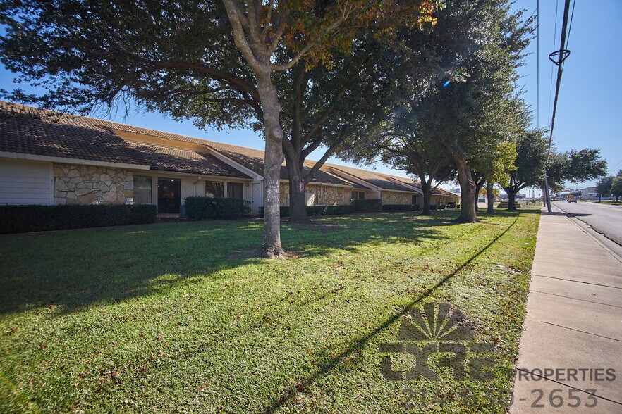 More Photos Of 1140 W Pioneer Pky, Arlington Office For Lease