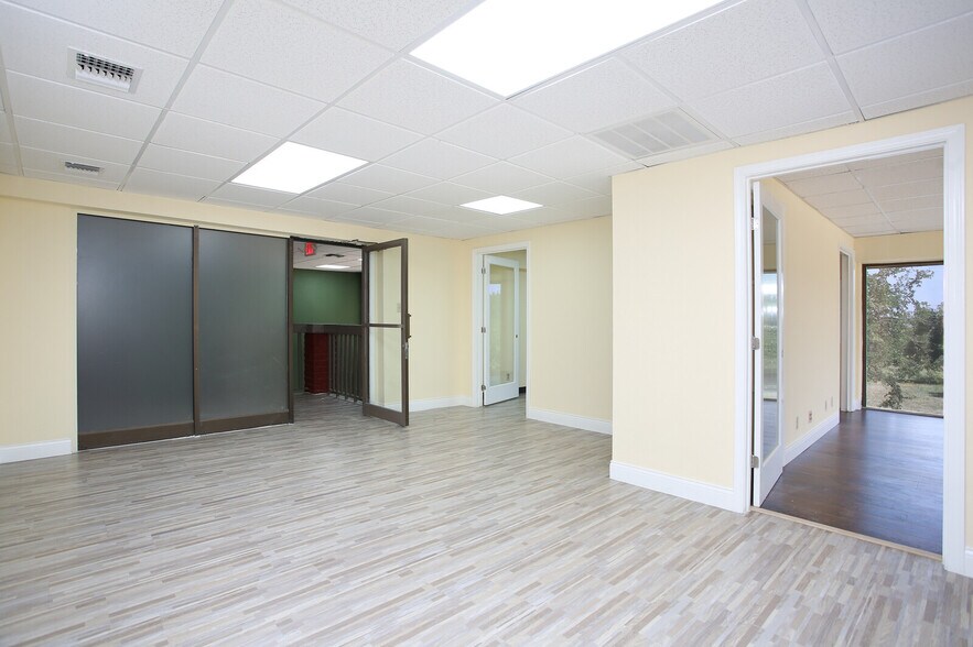 More Photos Of 4139 Gardendale St, San Antonio Office For Sale