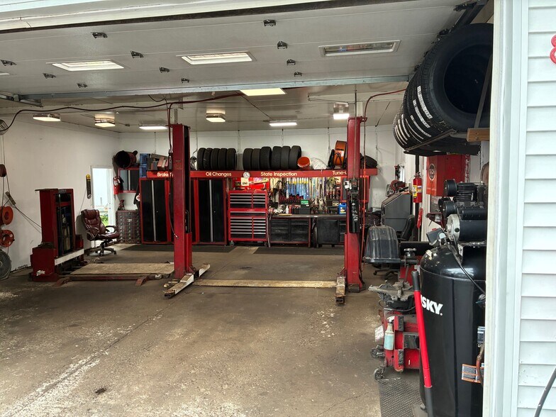 More Photos Of 88 Southern Dr, Rochester Industrial For Sale