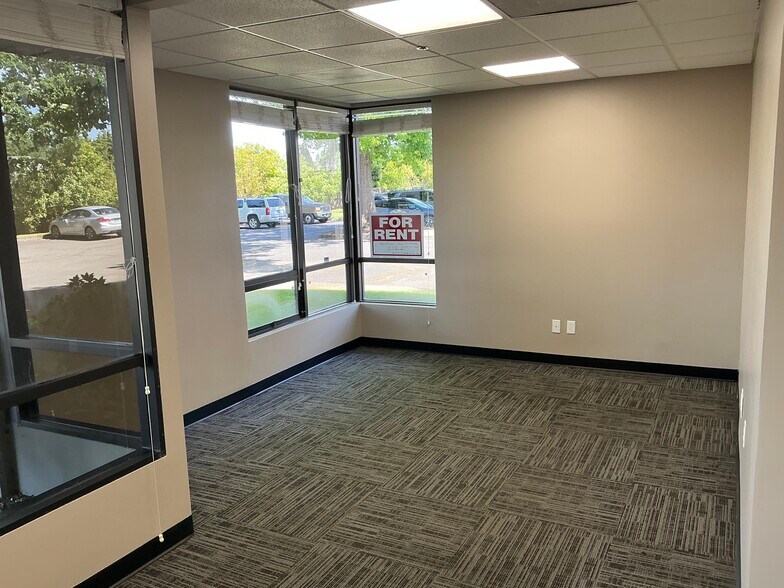 More Photos Of 5293 NE Elam Young Pky, Hillsboro Showroom For Lease