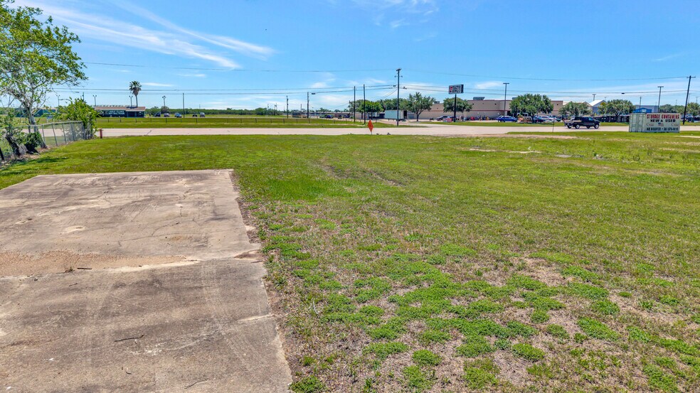 More Photos Of 9505 N Navarro St, Victoria Land For Sale