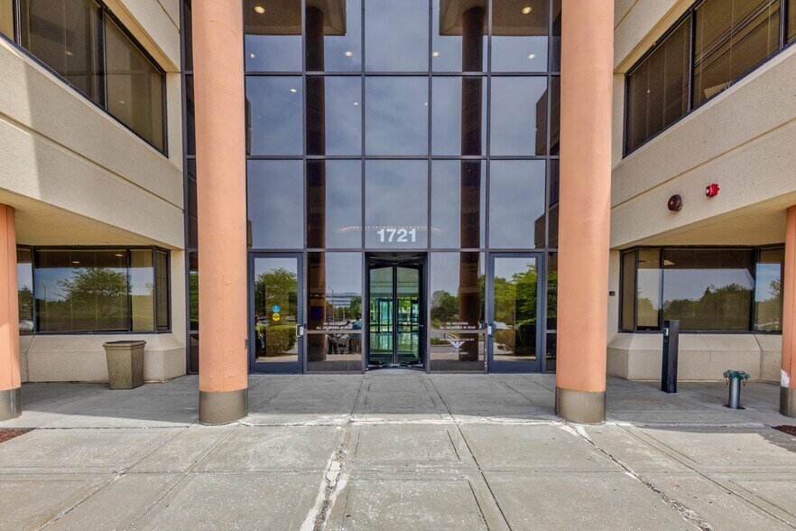 More Photos Of 1721 Moon Lake Blvd, Hoffman Estates Office For Lease