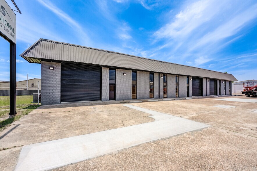 More Photos Of 10215 Papalote St, Houston Showroom For Lease
