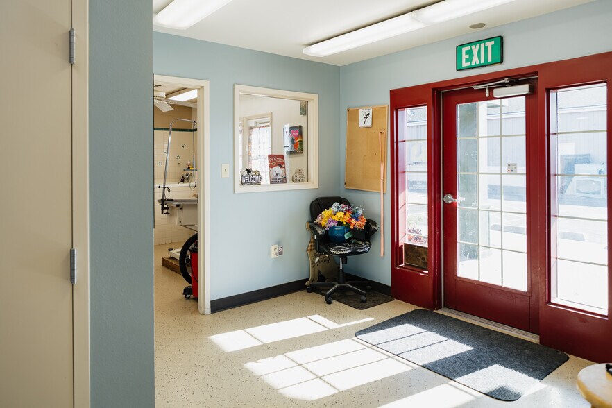 More Photos Of 2502-2514 SW 4th ave, Ontario Veterinarian Kennel For Sale