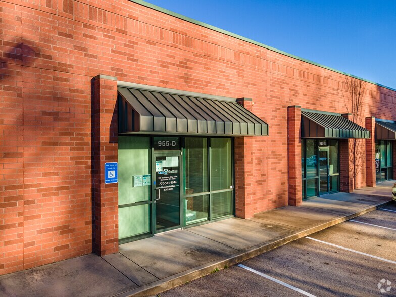 More Photos Of 955 Interstate Ridge Dr, Gainesville Light Distribution For Lease