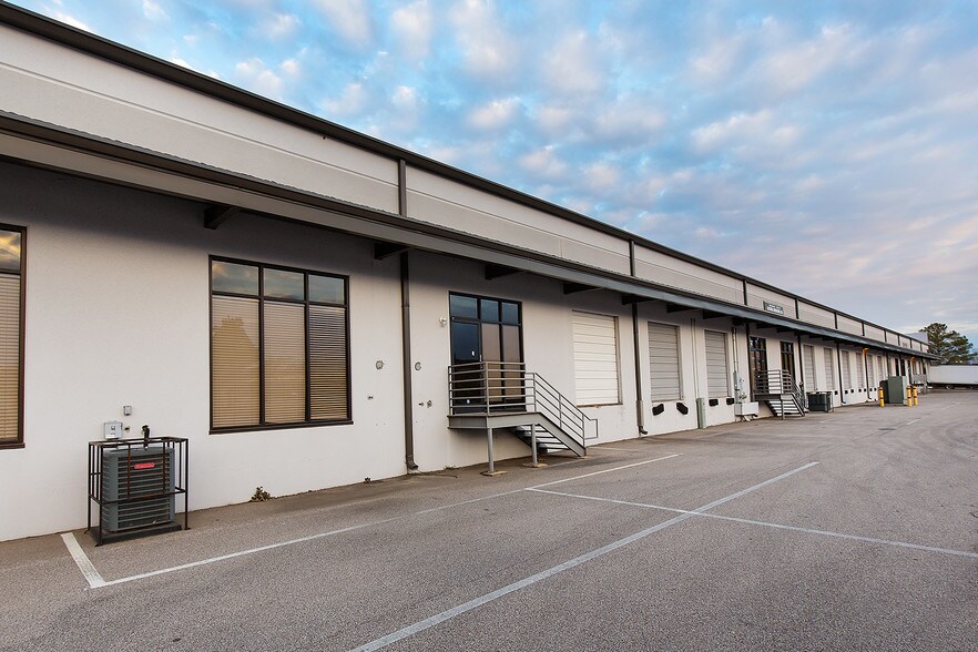 More Photos Of 2093 Thomas Rd, Memphis Unknown For Lease