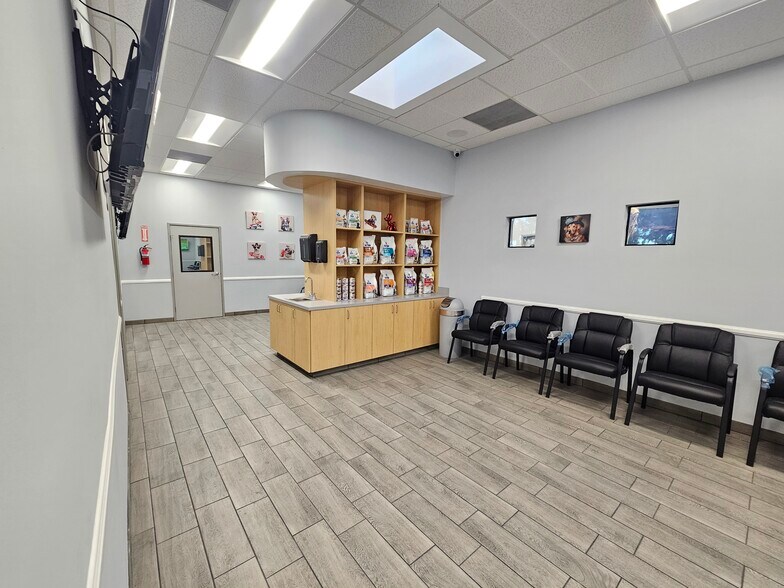 More Photos Of 18224 Parthenia St, Northridge Veterinarian Kennel For Lease