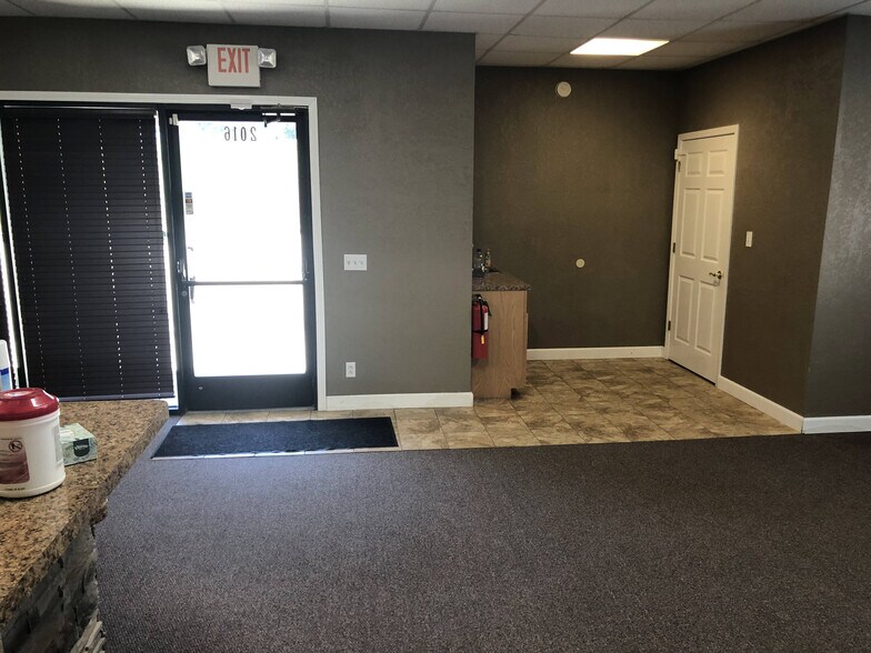 More Photos Of 2016 N Westwood Blvd, Poplar Bluff Freestanding For Sale