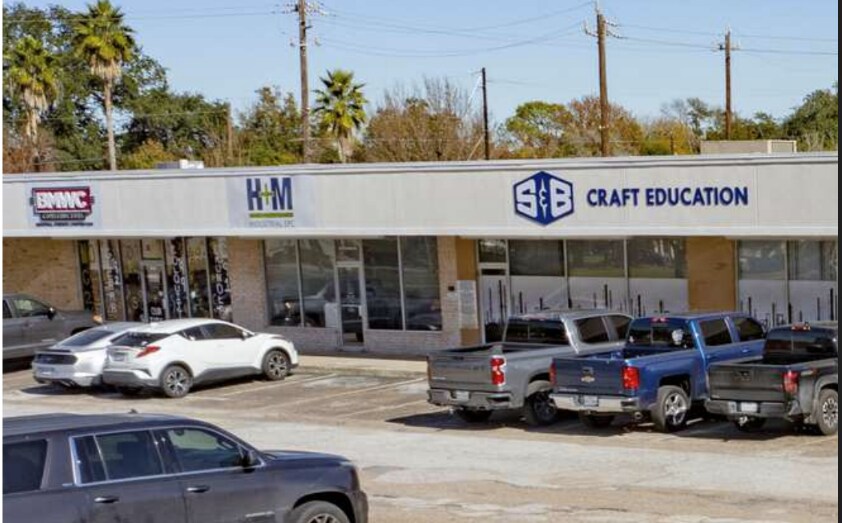 More Photos Of 1609-1631 Center St, Deer Park Unknown For Lease