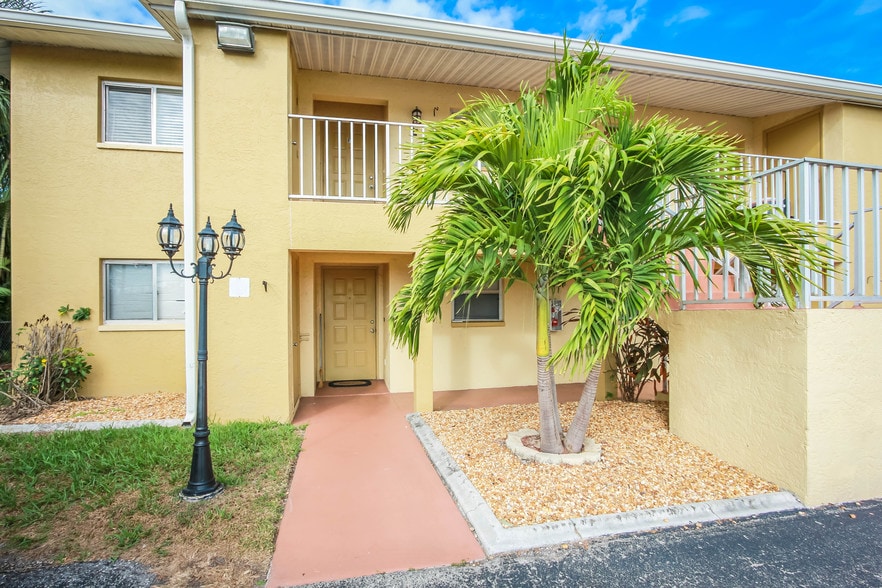 More Photos Of 706 SE 13th Ct, Cape Coral Apartments For Sale
