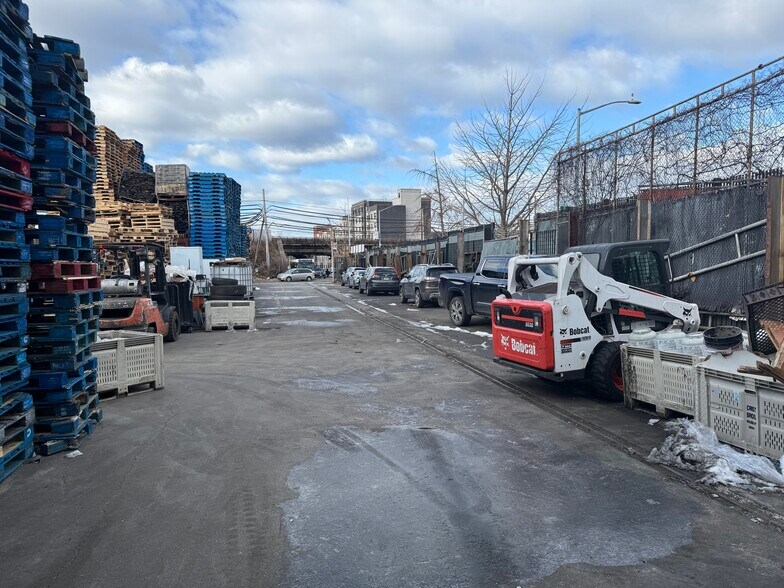 More Photos Of 131-02 Jamaica Ave, Richmond Hill Manufacturing For Lease