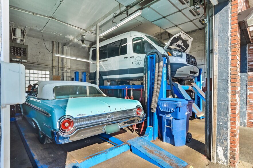 More Photos Of 347 Dartmouth St, New Bedford Auto Repair For Sale