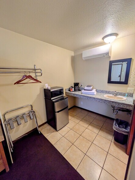More Photos Of 616 Mill St, Maupin Hotel For Sale