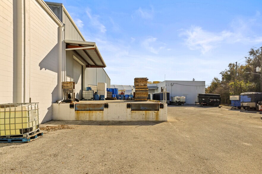 More Photos Of 1555 Sunshine Dr, Clearwater Warehouse For Sale