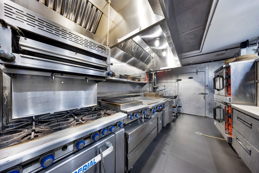 More Photos Of 1360 NW 88th Ave, Doral Bar For Sale