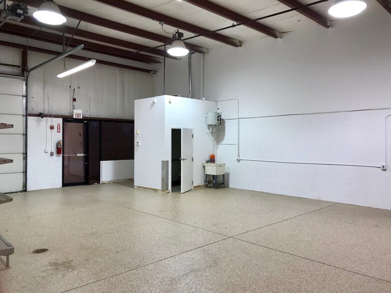 More Photos Of 554 Anderson Dr, Romeoville Warehouse For Lease