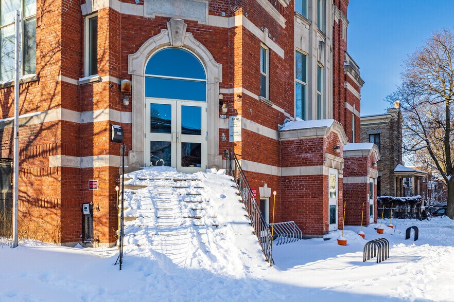 More Photos Of 5210 Av Durocher, Montréal Schools For Lease