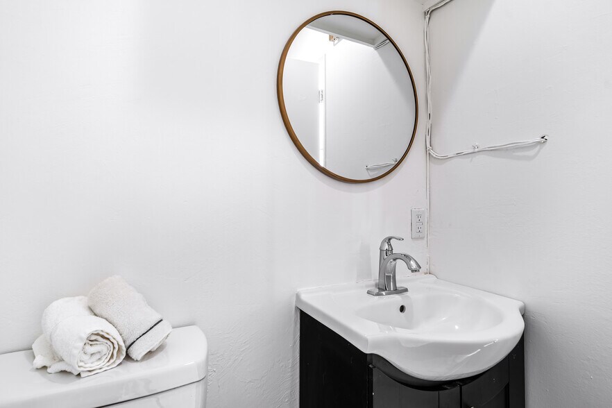 More Photos Of 201 N Indian Canyon Dr, Palm Springs Storefront Retail Office For Lease