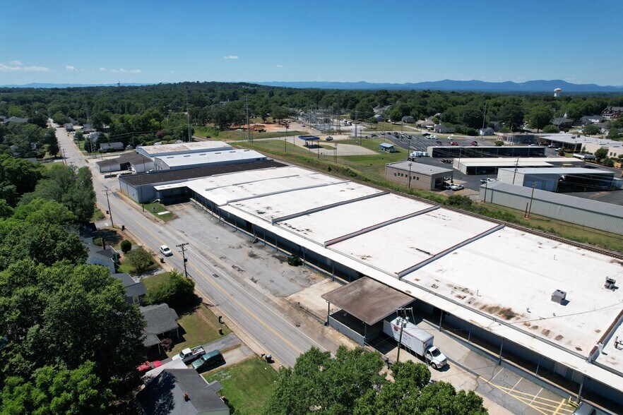 More Photos Of 108 Pennsylvania Ave, Greer Light Distribution For Lease