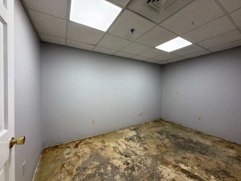 More Photos Of 694 Main St, Holden Office For Lease