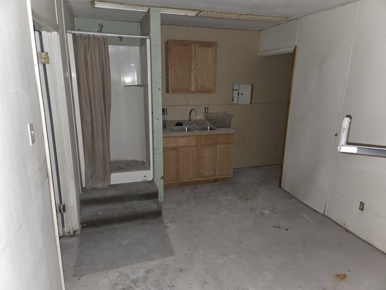 More Photos Of 2223 Hoffpauer Way, Sanger Manufacturing For Lease