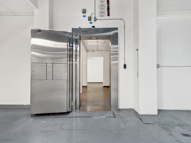 More Photos Of 3501 W Garry Ave, Santa Ana Warehouse For Lease
