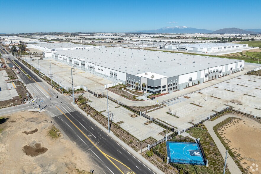 More Photos Of 450 E Rider St, Perris Distribution For Lease