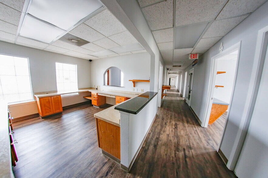 More Photos Of 4550 Lamar Ave, Paris Rehabilitation Center For Lease