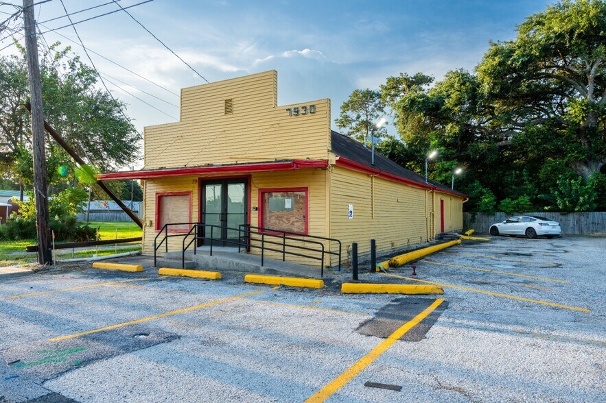 Primary Photo Of 7930 Highway 6, Hitchcock Storefront For Sale