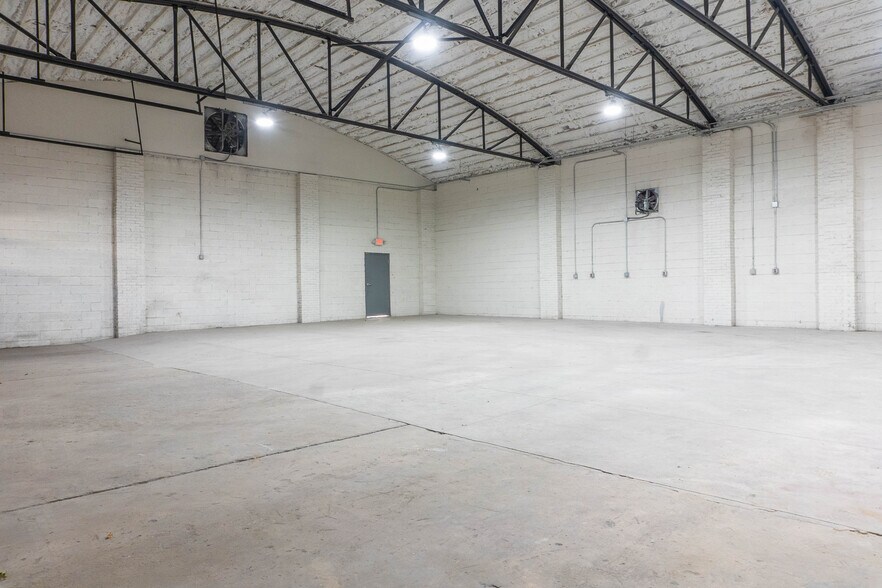 More Photos Of 122 Atando Ave, Charlotte Service For Lease