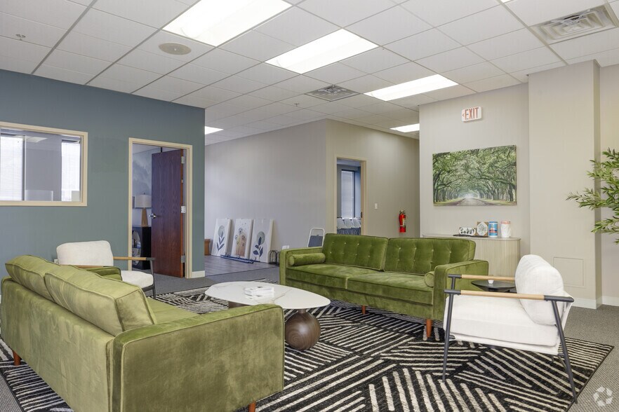 More Photos Of 365 Surryse Rd, Lake Zurich Office For Sale