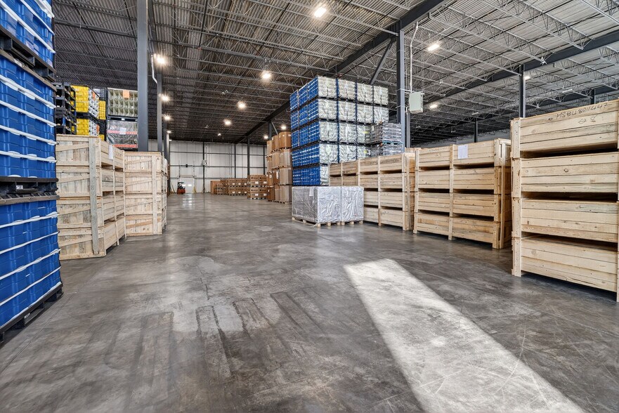 More Photos Of 11235 Boul Métropolitain E, Montréal Distribution For Lease