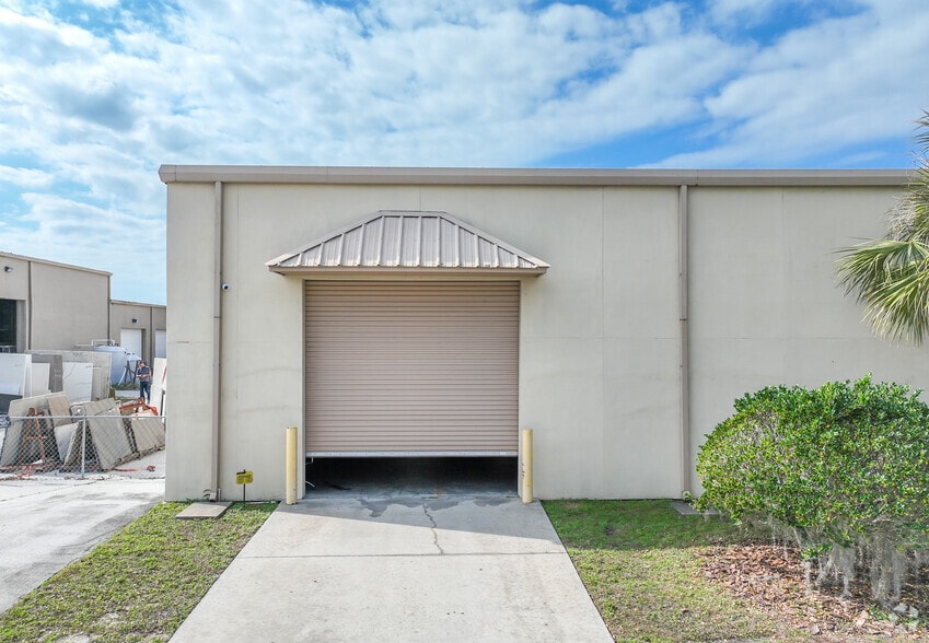 More Photos Of 520 W Orange Blossom Trl, Apopka Flex For Lease