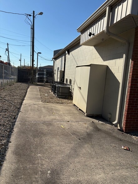 More Photos Of 1415 Shelby St, Indianapolis Office For Sale