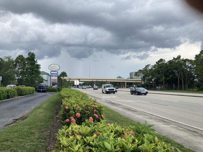 More Photos Of 6360 Presidential Ct, Fort Myers Office For Lease