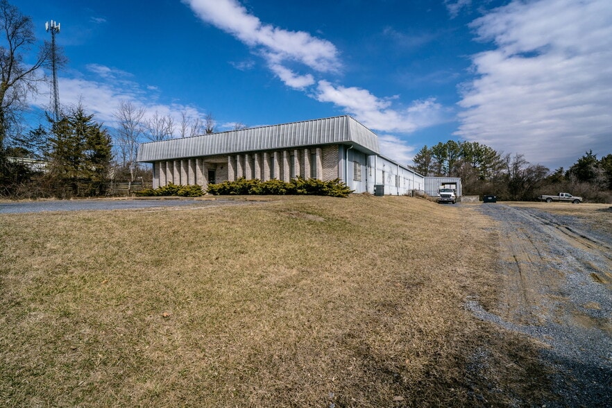 More Photos Of 52 Mid Valley, Verona Light Manufacturing For Sale