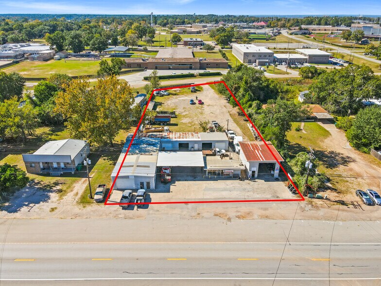 More Photos Of 611 TX-75, Willis General Retail For Lease